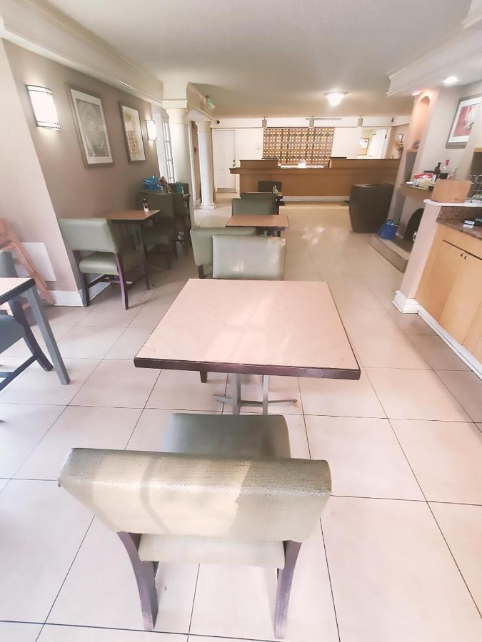 Norwood Inn & Suites ميريلفيل المظهر الخارجي الصورة